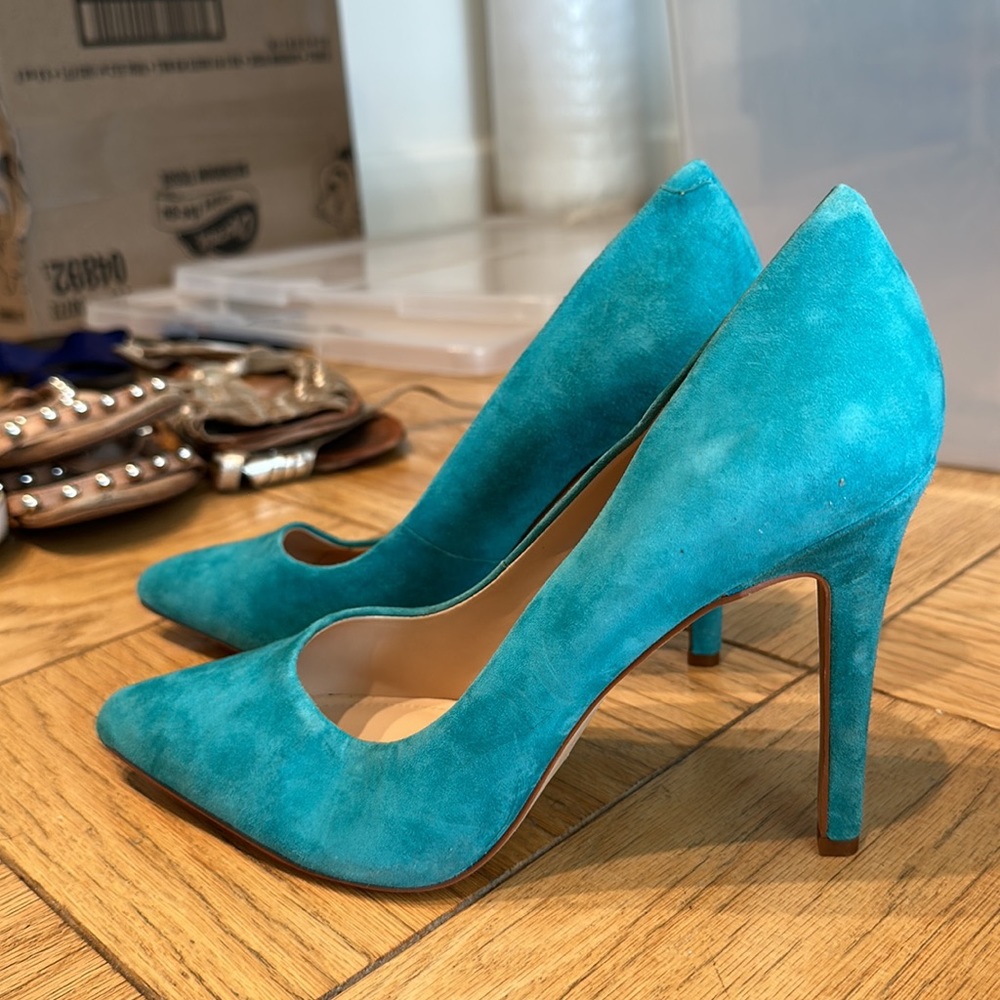 Vince Camuto Turquoise Suede classic point toe heel